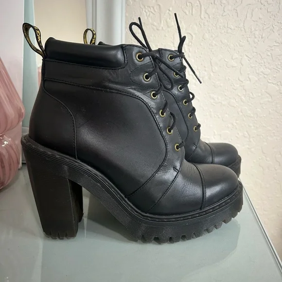 Dr. Martens Averil Women’s Leather Heeled Ankle Boot in Size 7 - Picture 4 of 10